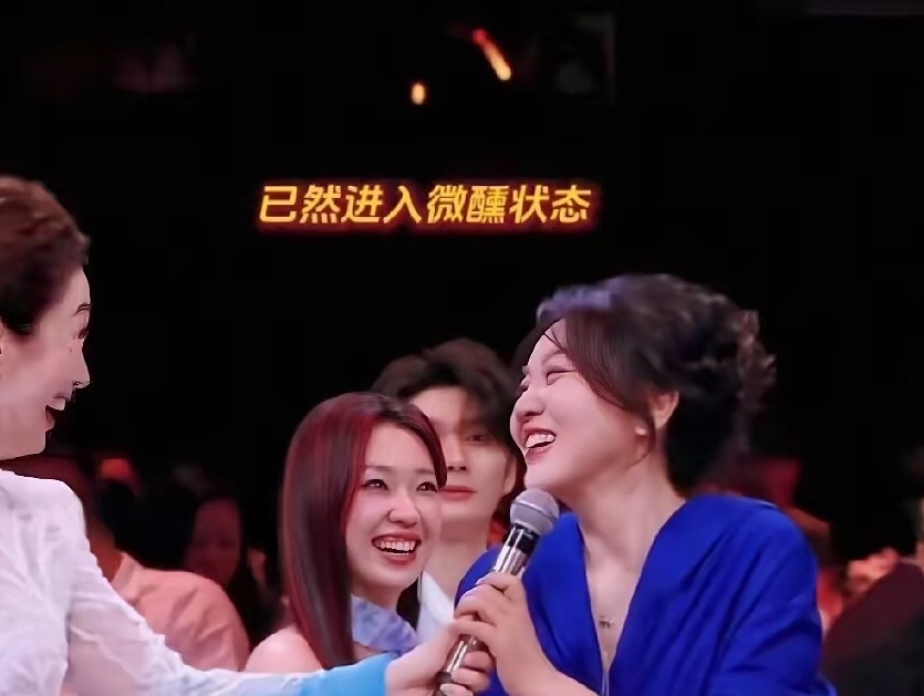 湾区晚会闫妮再度登台，主持人问她现场是否有在意的人，闫妮笑称在意胡歌。她坦言今年表演收敛不少，去年舞