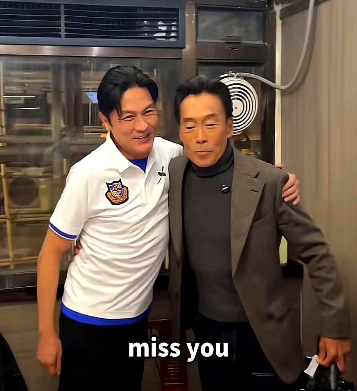 61岁的郑浩南看着64岁的关礼杰给太太夹菜，自己笑着，胡子全白了。三年前婚变，