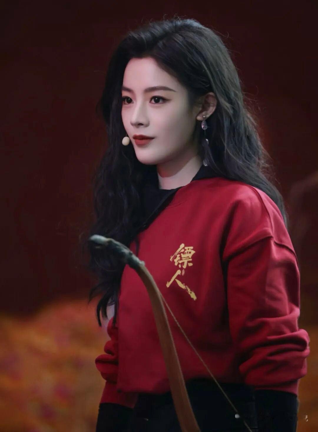 马年春节，陈丽君做梦都要笑得合不拢嘴了。春节档《镖人》成绩喜人，这两天出现逆跌