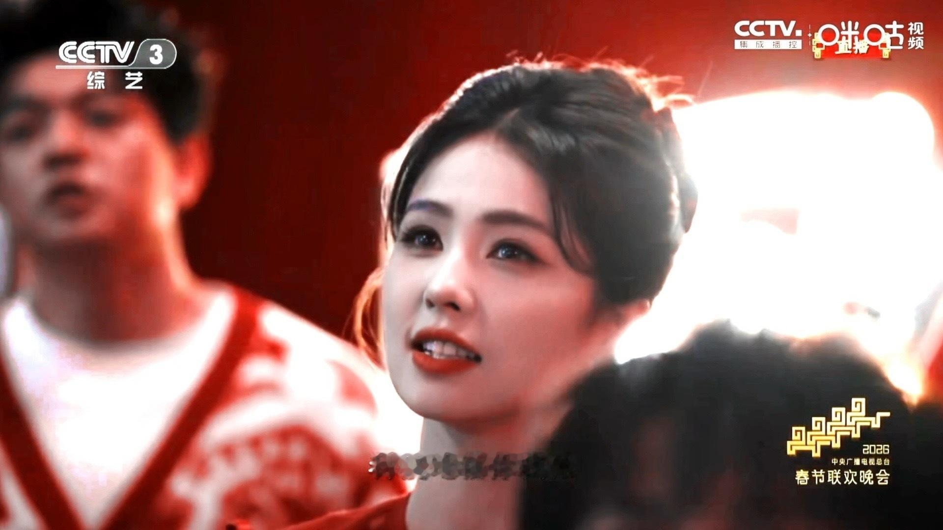 白鹿好美春晚舞台上的白鹿好美，蹦蹦跳跳活力满满，是气血很足的美