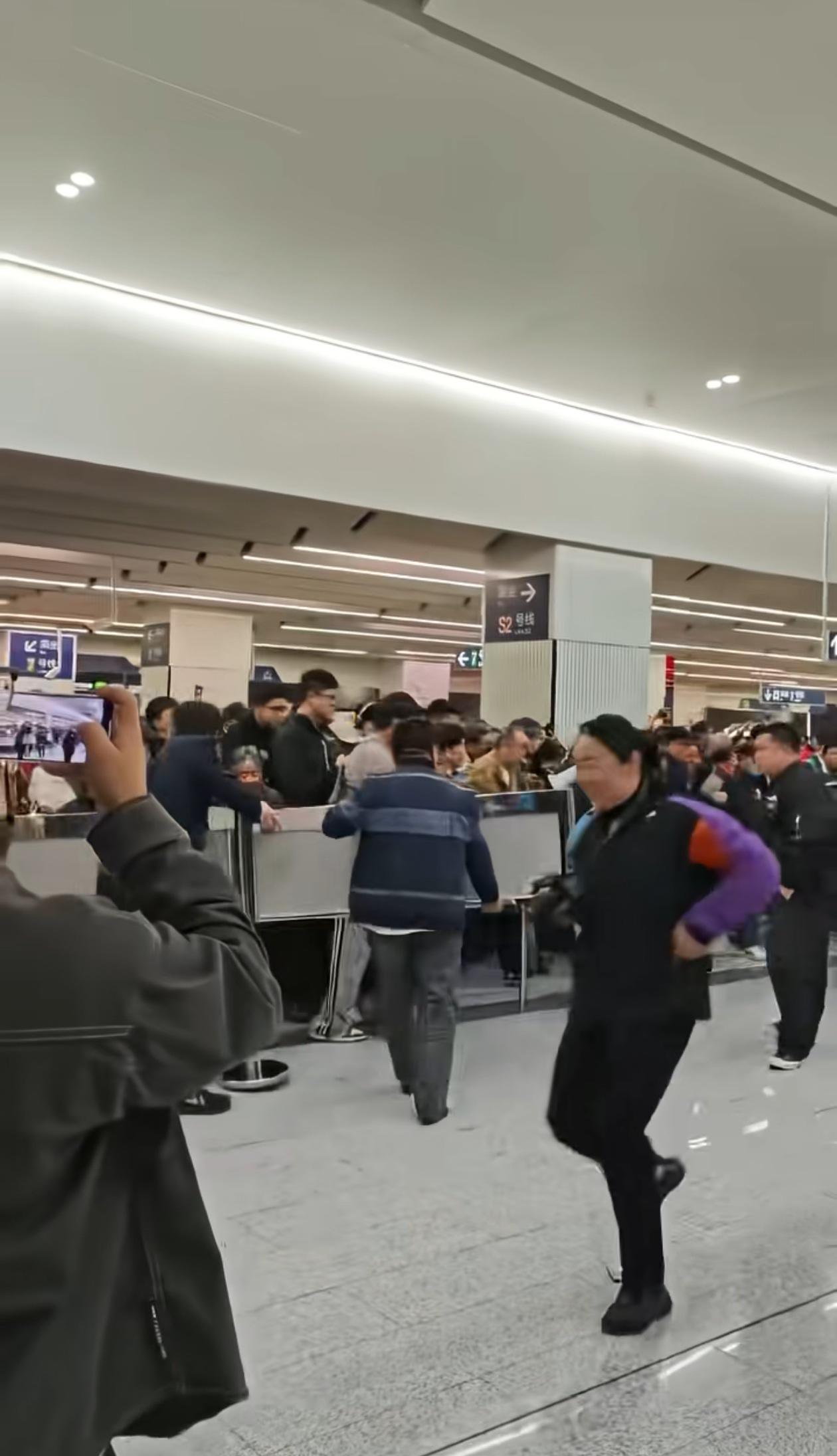 欢迎南京人来安徽消费，南京--马鞍山的地铁一通，南京人比马鞍山人还激动，第一天体