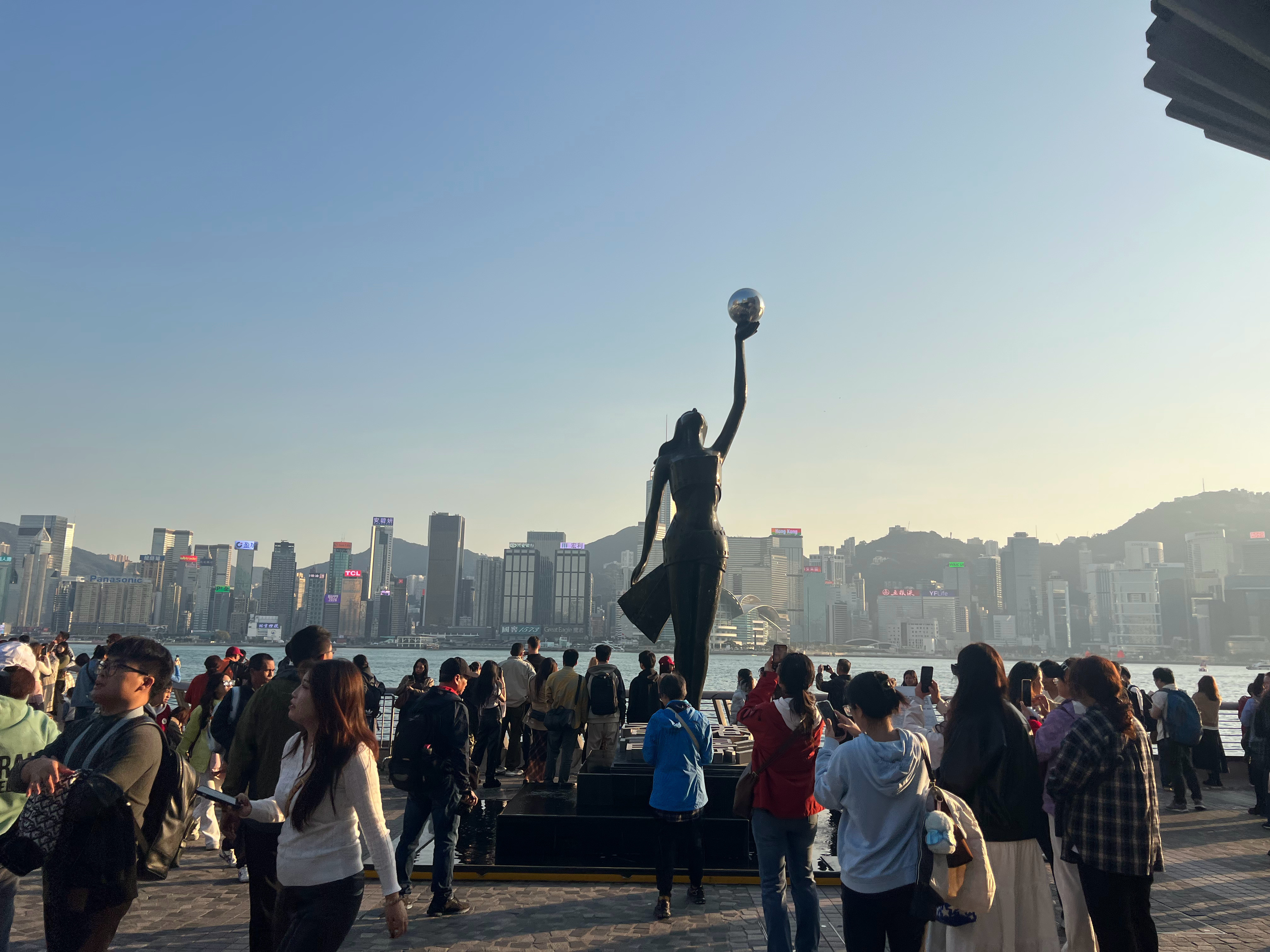 身体强壮的秘方：1、深蹲，一天200个，每次100个，别问为什么，一个月以后就知