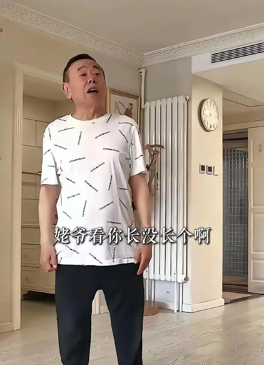 小外孙的身高成了潘长江的心病！潘长江身高仅1.58米，为免去外孙再吃矮个的亏，早