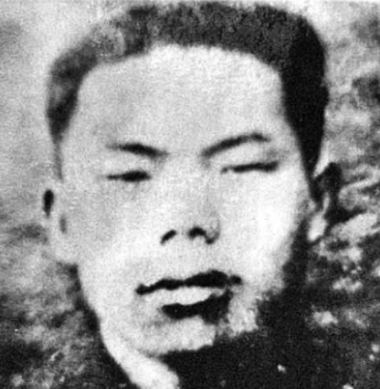 1952年朝鲜战争某天深夜，志愿军战士们都进入了梦乡，一战士由于睡不着便跑出去巡