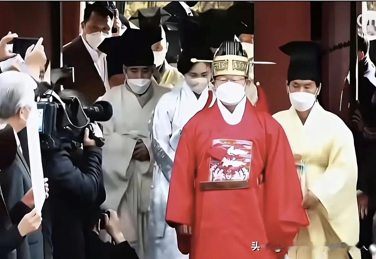 李在明这一跪，确实给我们上了一课：属于我们的文化自信，该捡起来了！一、邻居的