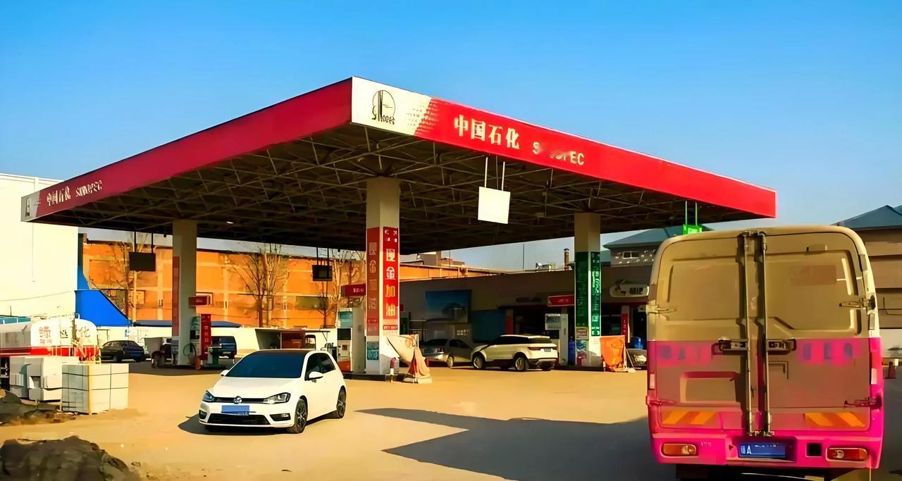 成品油消费税改革的关键，不是简单问油价会不会涨，而是燃油时代留下的税收骨架，已经