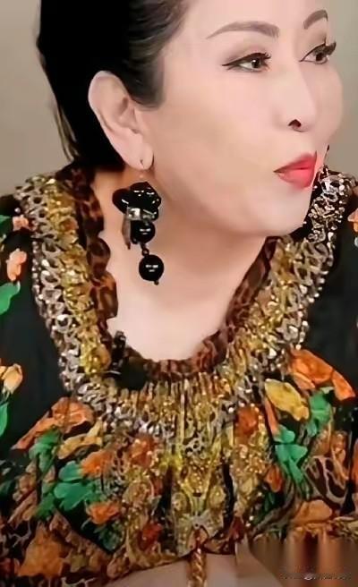 这两婆婆真有一拼向婆婆最近信息量有点大之前各种宠儿媳妇给人感觉就是谁嫁