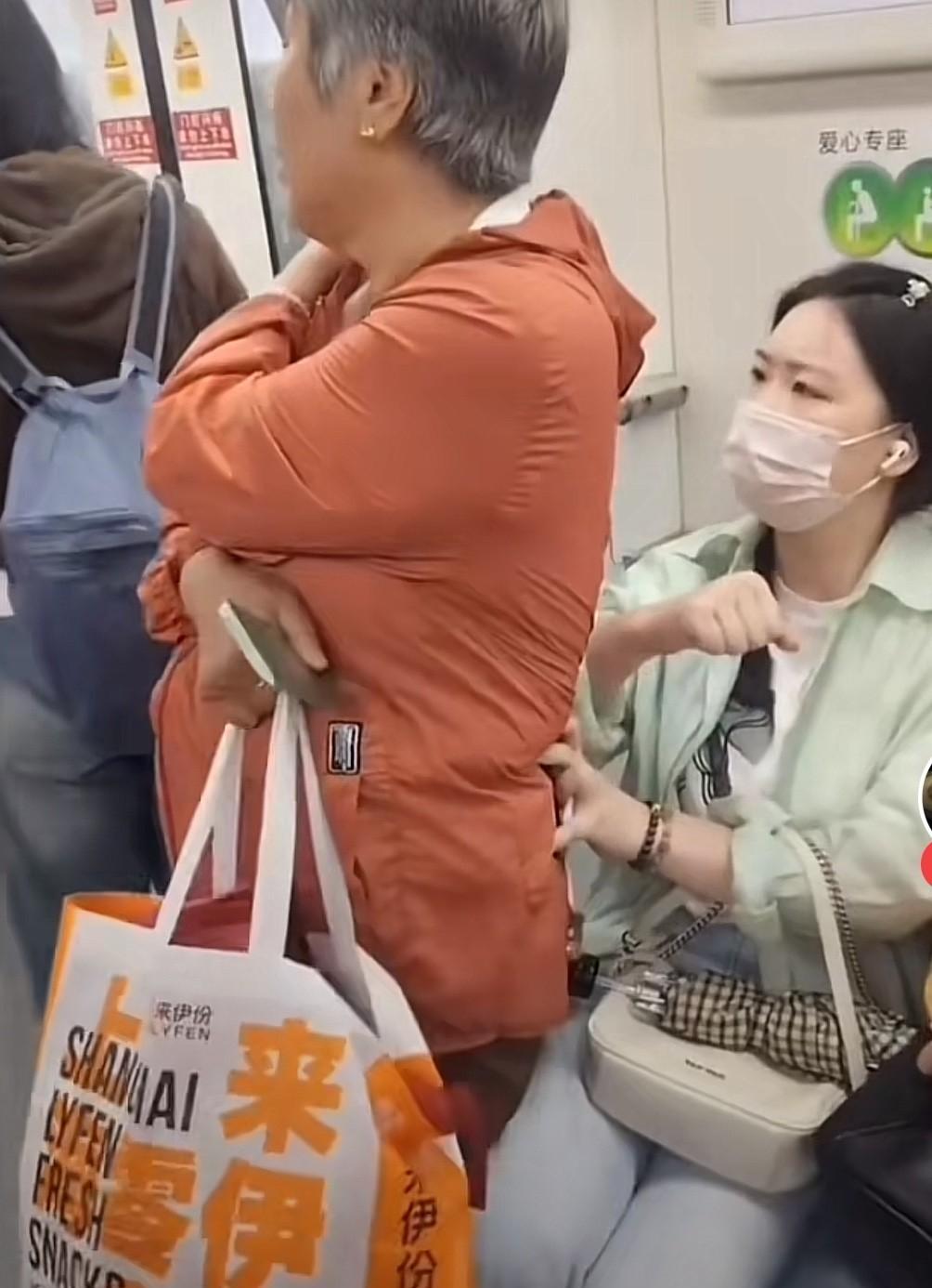 “我就不让你咋滴？”一位老太太在地铁上对一位年轻女子如此说道，因为年轻女子占据了