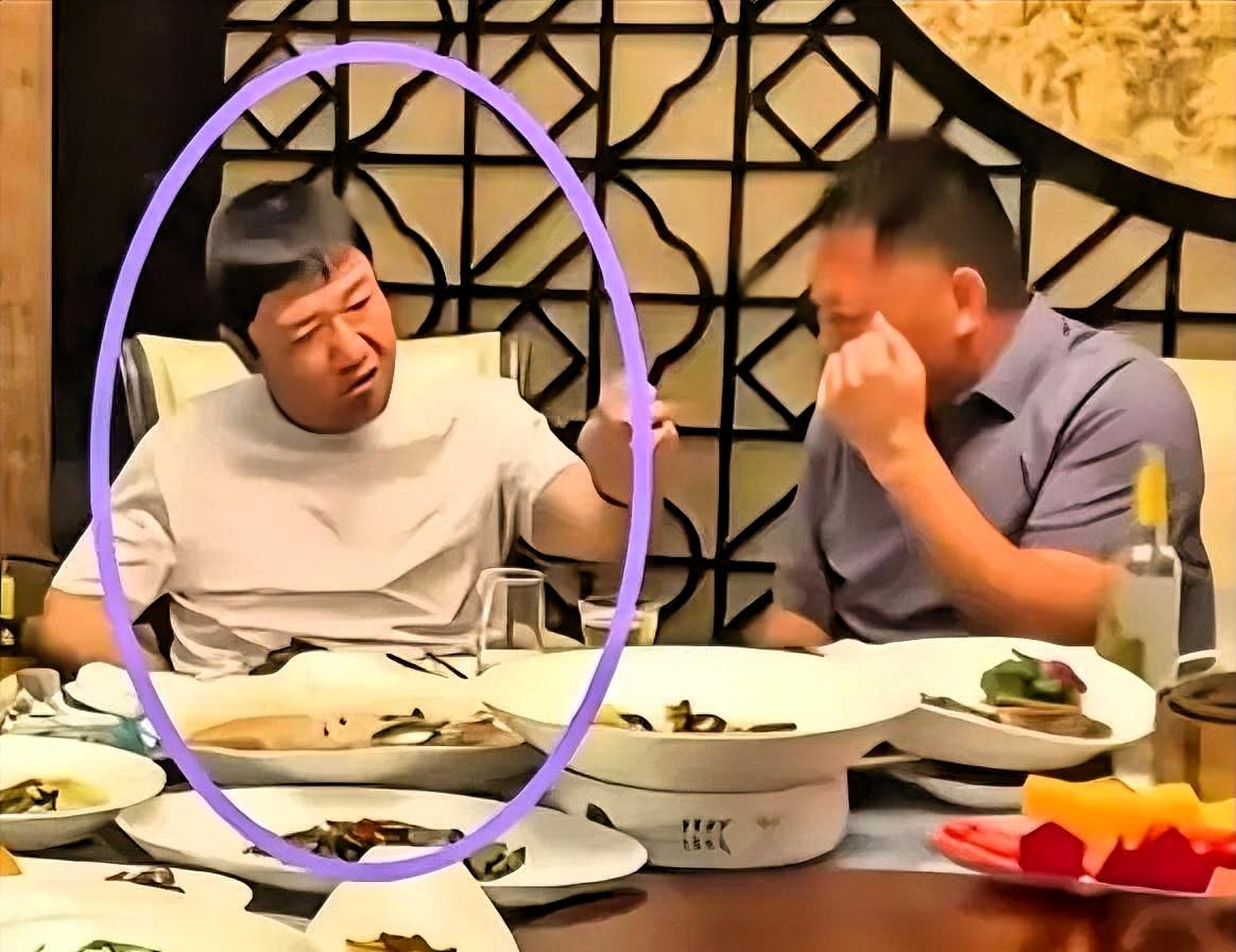 把手机藏桌缝里偷拍自家兄弟？这种人就该拖出来让全国人民看看，什么叫“又阴又毒”！