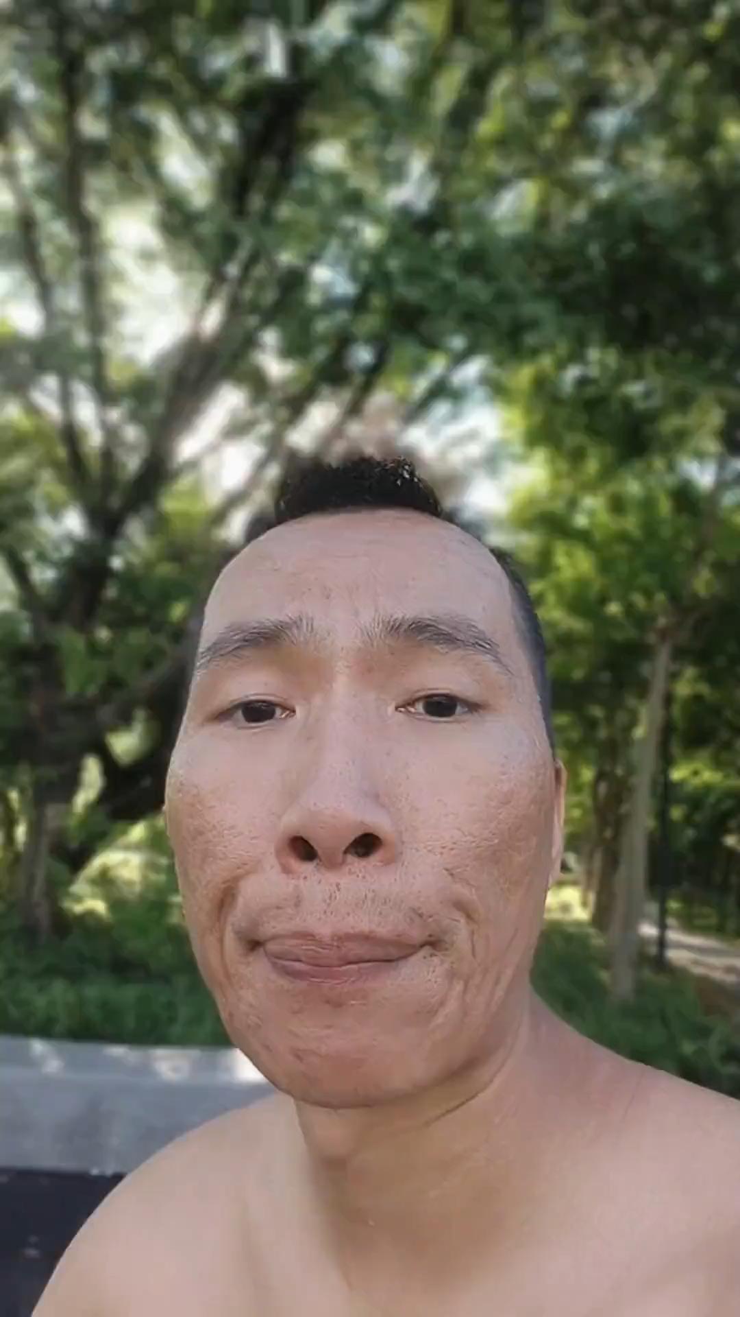 看到网信佛山的新闻，顺德乐从镇大墩村原来一个村民梁某，网名“怂仔不怂了”“悦酿喜