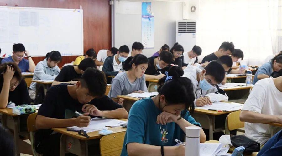 现在的补课费太吓人了网传一个孩子高三，数学一直中等偏上，去年九月他爸妈给报了