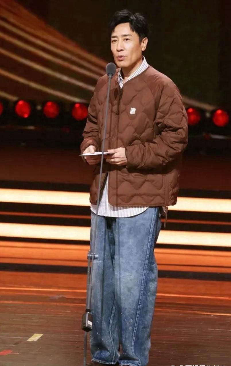 第一次看见穿着棉衣去颁奖的，不是别人，正是叔圈天菜于和伟！​​​