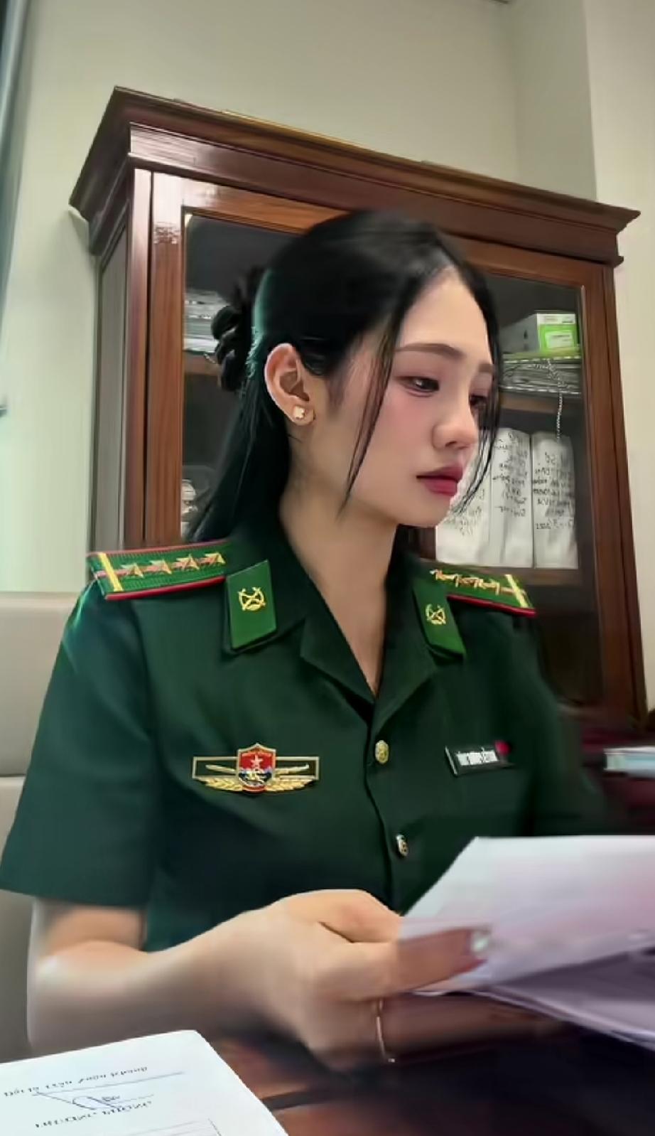 这个美女是什么军衔，一杠四星，不会就是所说的大尉军衔吧？