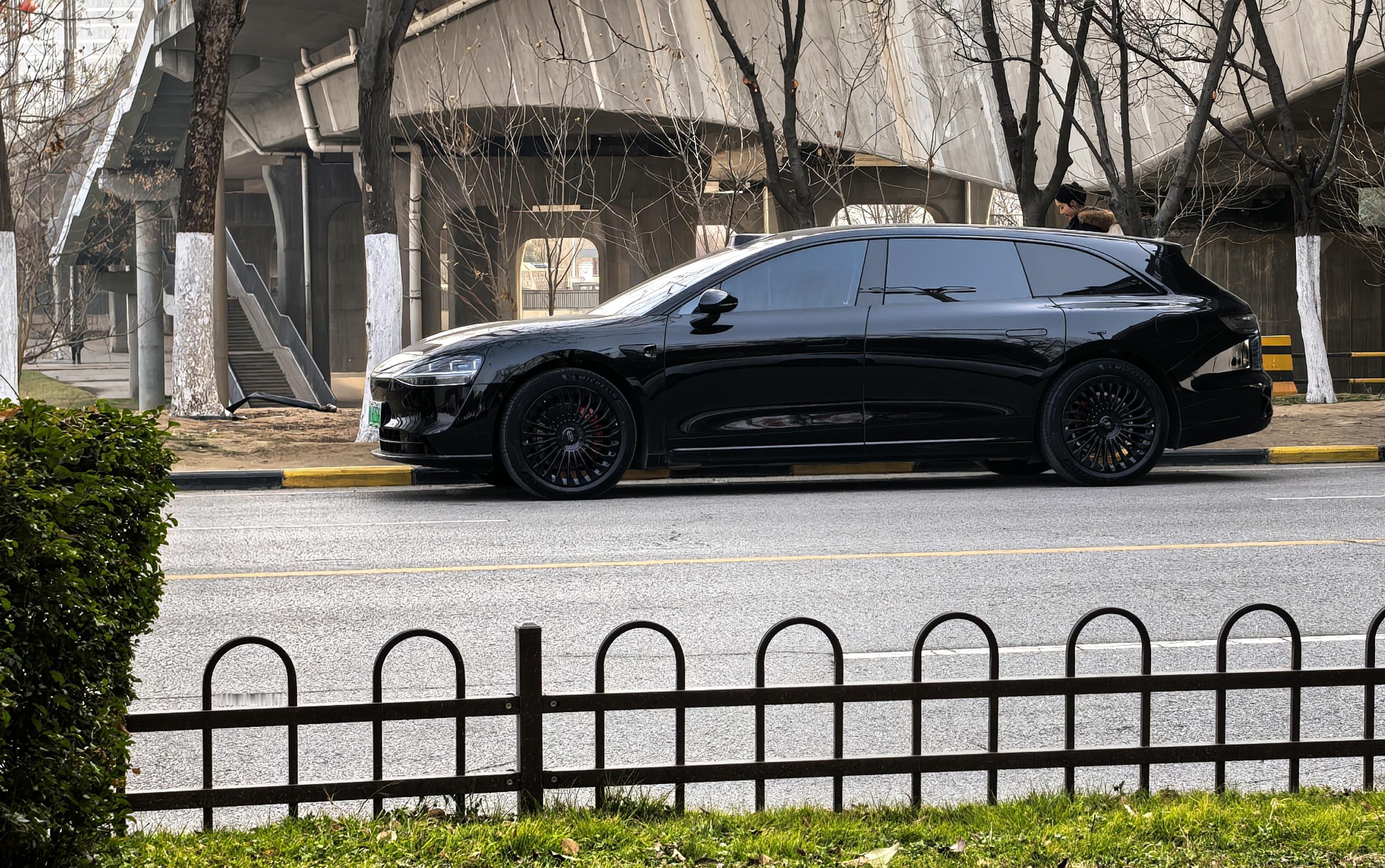 刚出门碰见一辆同款享界S9T黑武士，洗的干干净净，真的帅呀！车流中最帅的