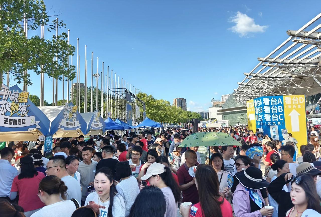 只有置身其中，你才能明白，苏超联赛真的不是简单的足球比赛，你才能明白，什