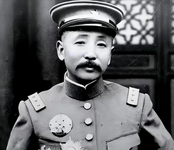 1923年，张作霖微服逛奉天集市，遇小混混拦路索费，他打趣反问“敢收我的钱？”
