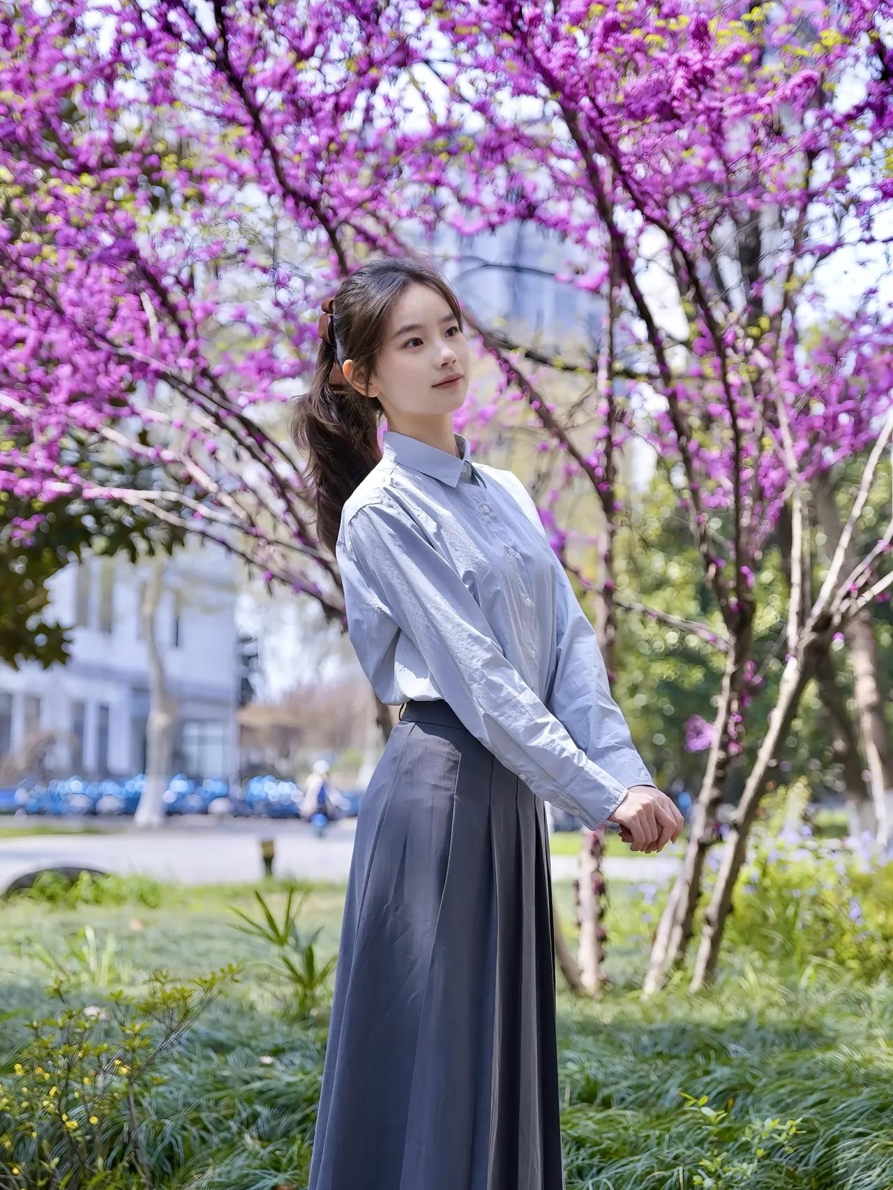 紫花映人影，春光入画来。