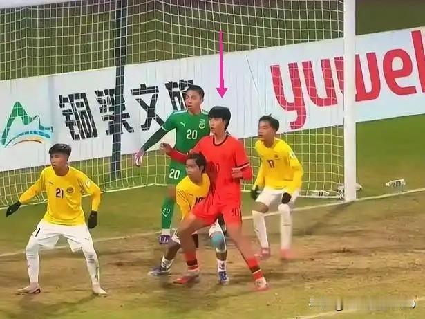 国产克劳奇～身高1.91米，2场比赛用头顶进去6个球。中国男足就应该这么踢！