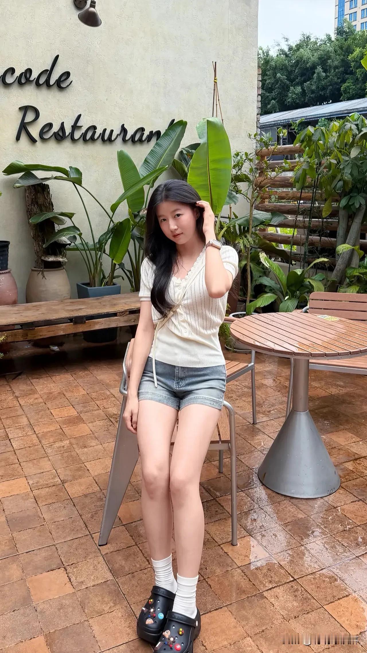 少女的模样，不止一种定义。眼里有光，心中有梦，脚下有风，活出自己，就