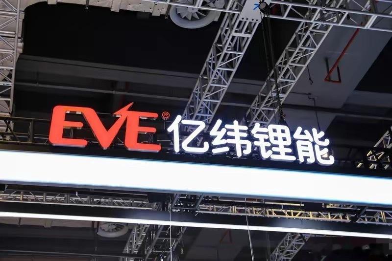 最近两天，全固态电池的消息又多了起来，分别有亿纬锂能、孚能科技、国轩高科、比亚迪