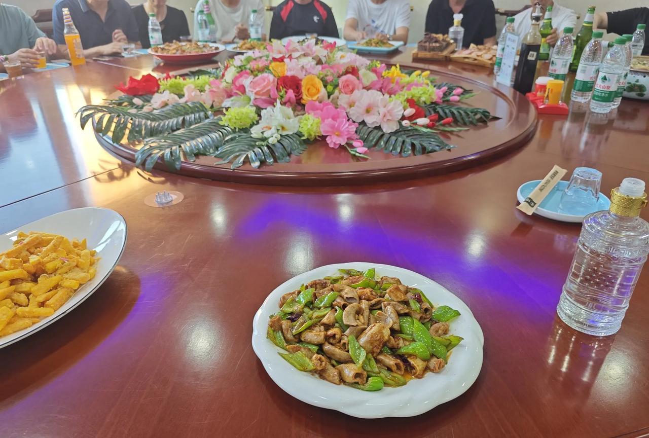 昨天大概喝了得有十来瓶啤酒，挺长时间没这么喝了，没办法，大热天的，我不想喝白酒，