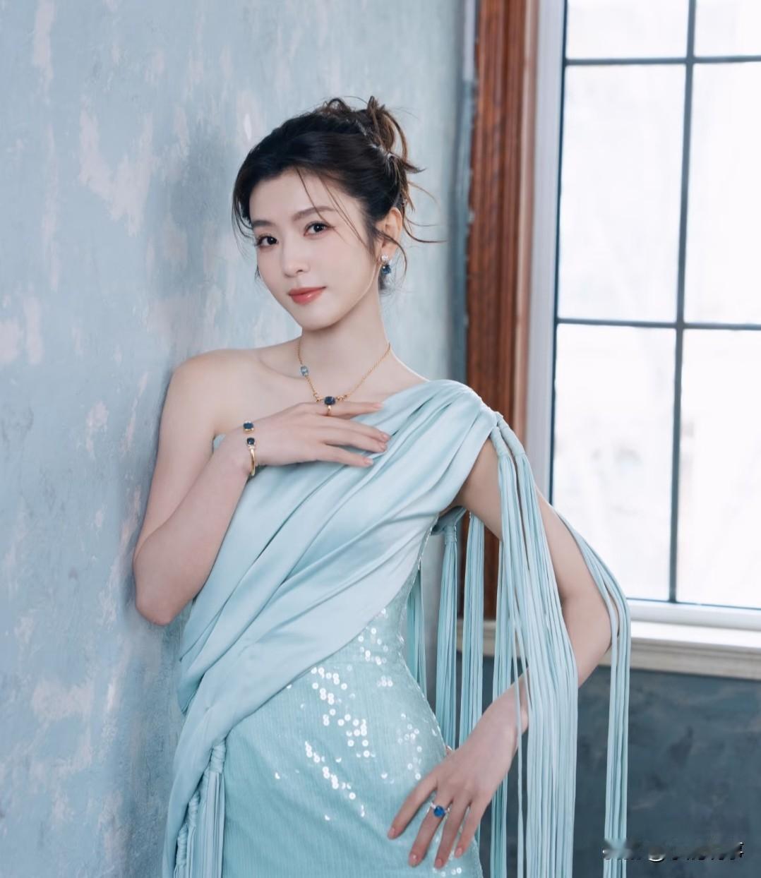 我问老公：李云霄到底好看在哪啊？老公白了我一眼：你就是不懂。她的美不是