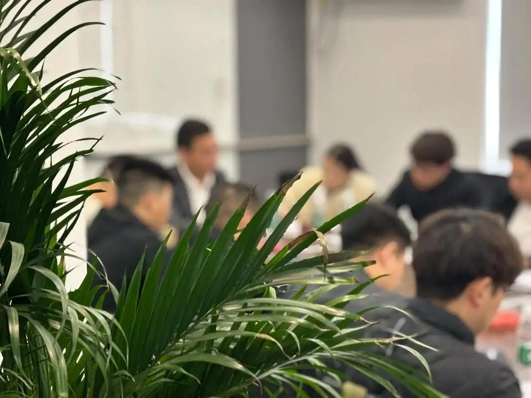 混乱的办公室男女关系！20多年前，市里成立了一个新的部门，这个部门权力很大，在