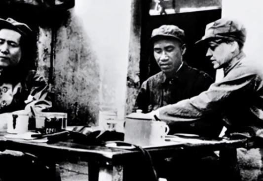 1937年，李德以不适应延安生活为由欲返苏联，毛主席劝他：“苏联正搞大清洗，此