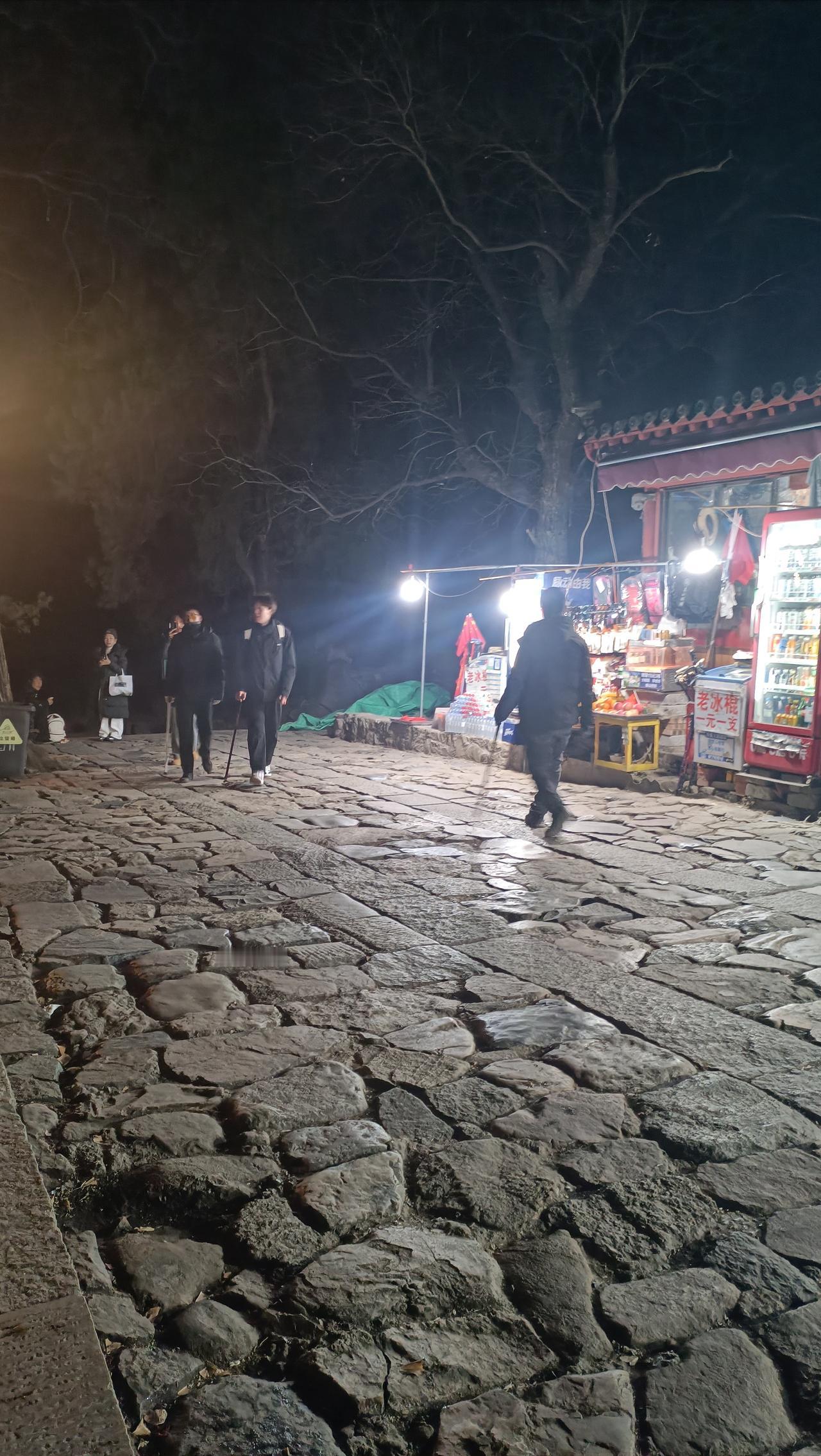 夜爬泰山，你值得拥有！看皓月当空，星星点灯，看天街如水，人间仙境。今天晚上夜爬