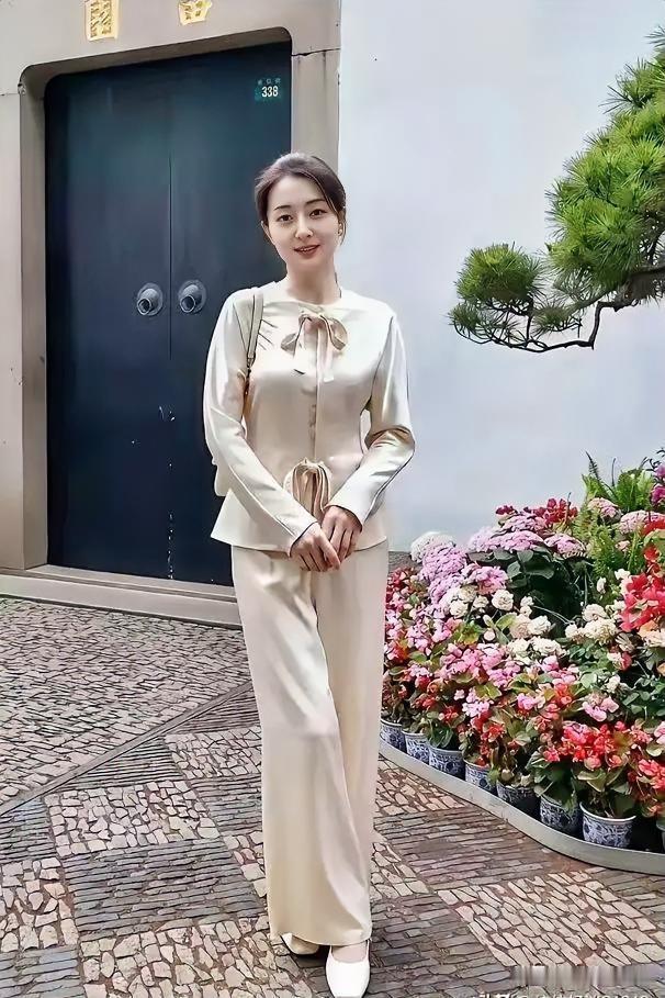 春天的桃花，夏天的荷花，秋天的桂花香，寒天的红梅艳。美女是真美啊！是一道靓丽的风