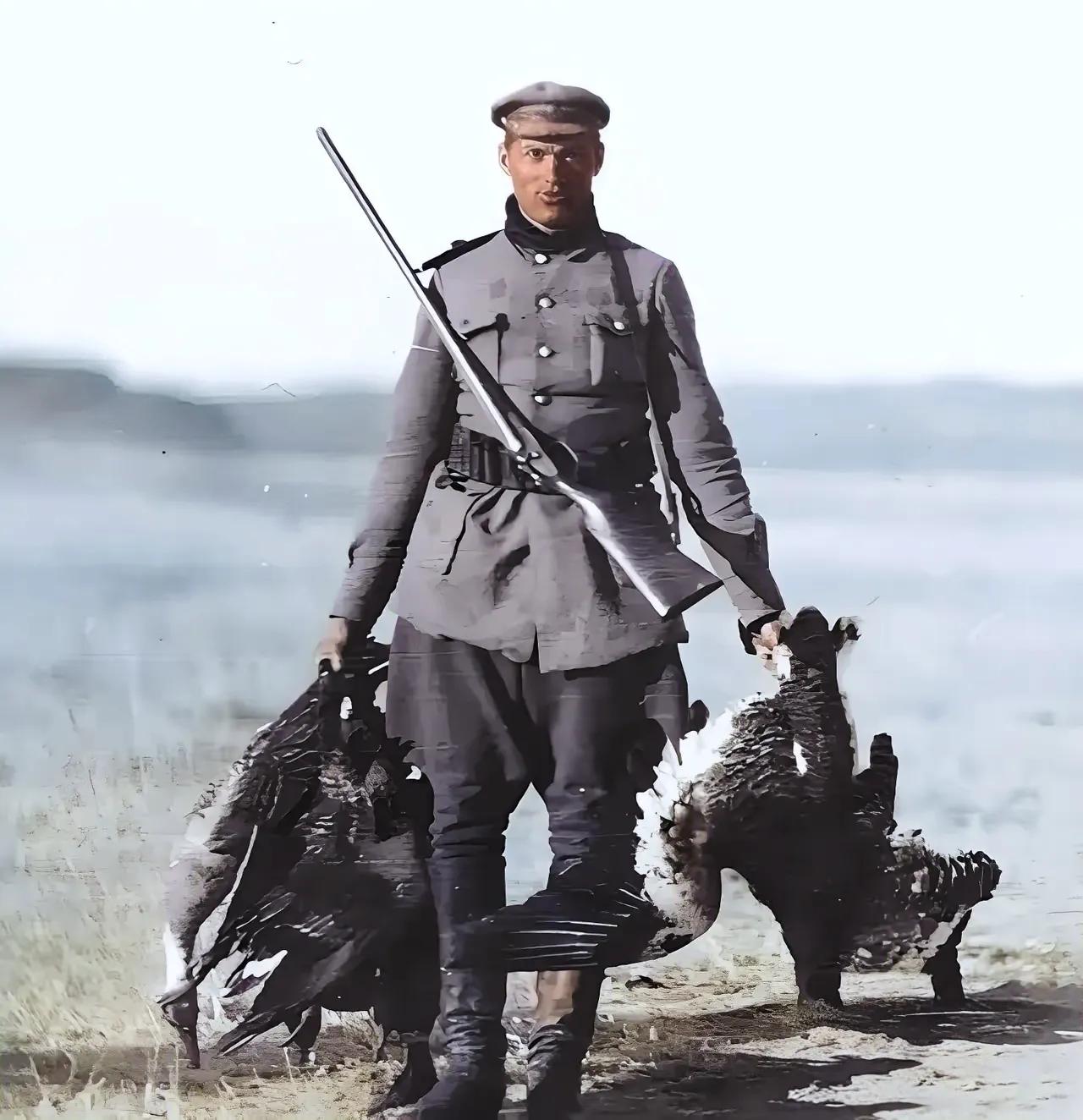 1932年的外贝加尔，时任苏联骑兵师师长的罗科索夫斯基外出打猎，满载而归。罗科索