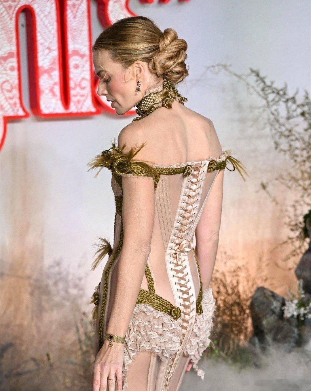 罗比的时装秀又来了，今日出席《呼啸山庄》伦敦首映礼造型，上身了由DilaraF