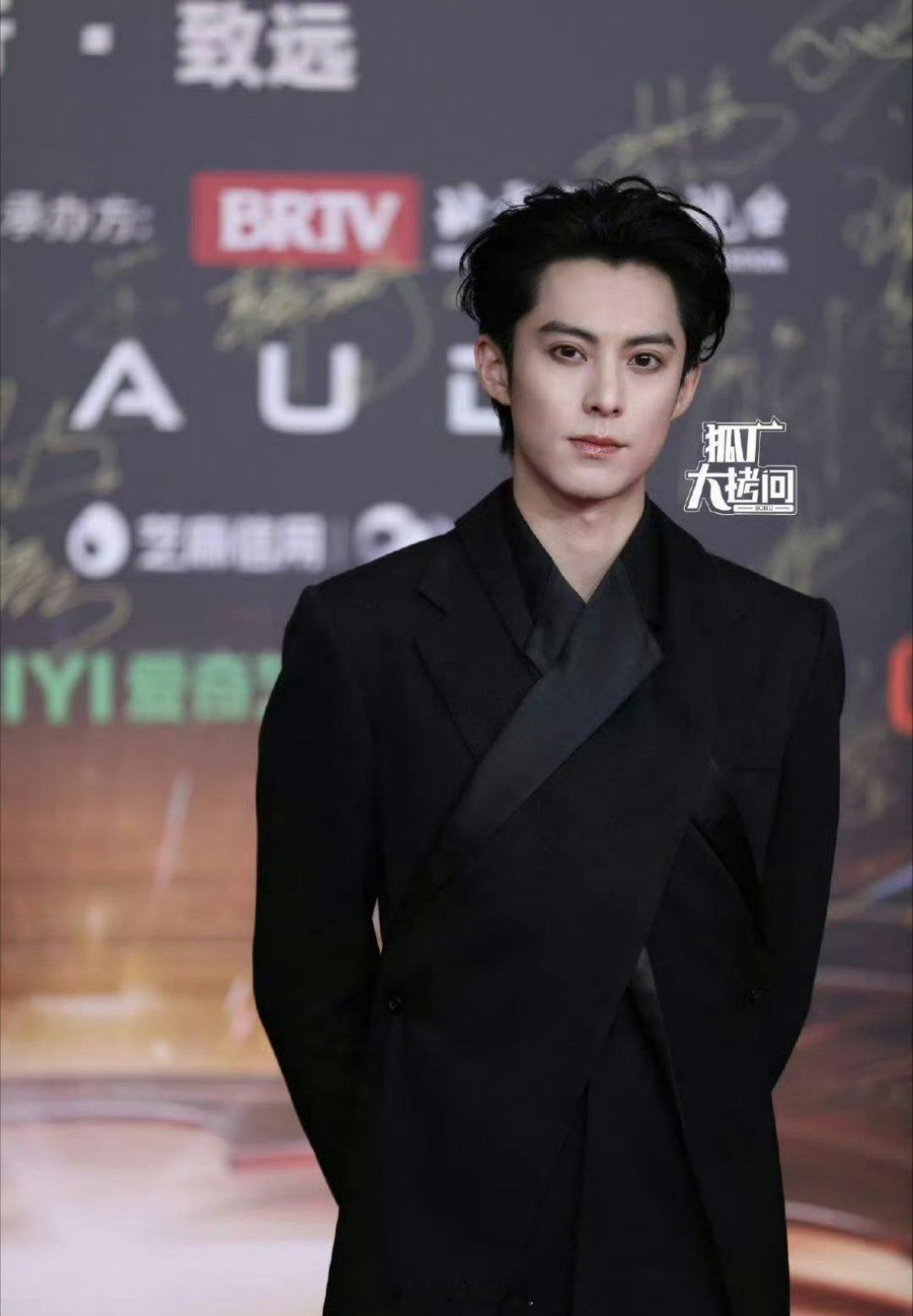 王鹤棣VS张凌赫的同是视界大会生图，两位🐒系男演员，服装也都是黑色的，个子也差