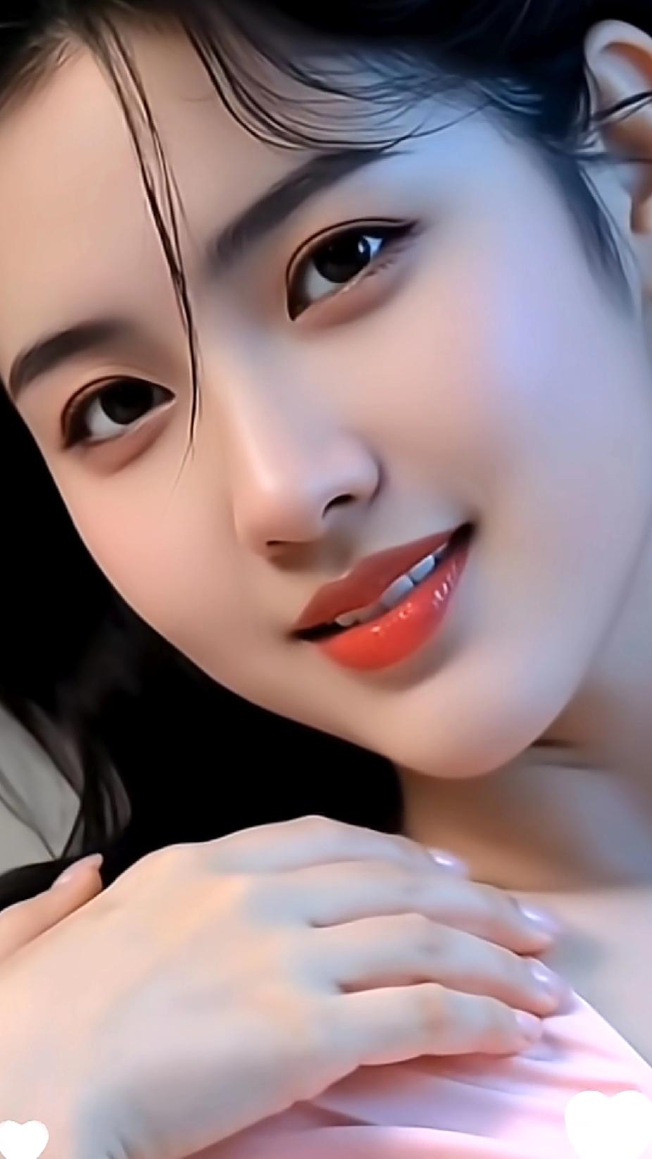 甜美笑容，温柔眼神，红唇轻启，心动的瞬间