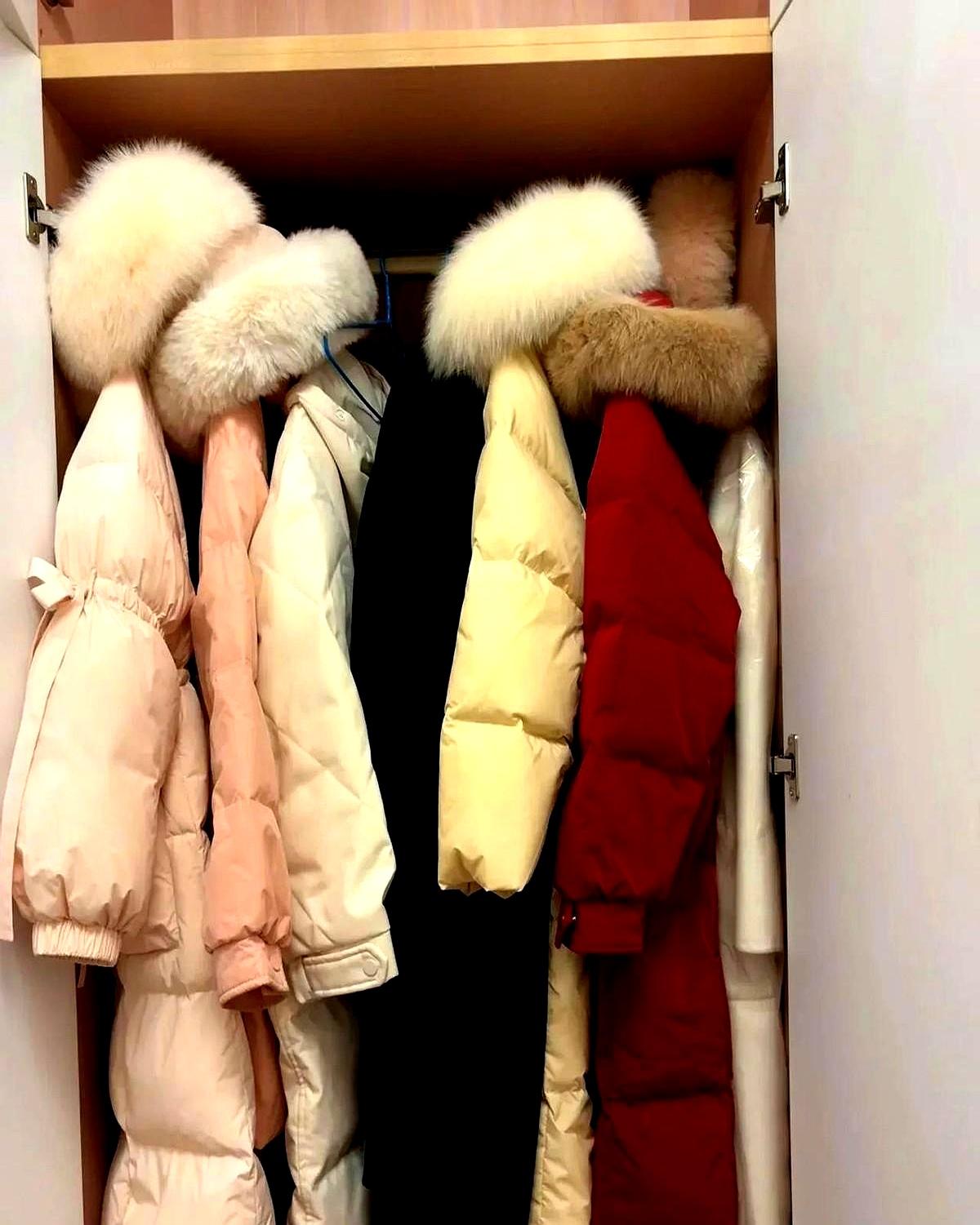 毛领羽绒服突然消失去年还能在专柜摸到蓬松狐狸毛，今年只剩光秃秃立领。