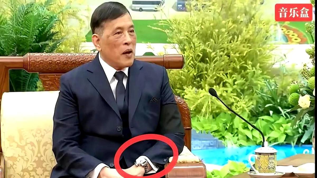 泰王玛哈这人挺会“看人下菜碟”穿衣的。公务场合接待外宾时，军装礼服穿得一丝不苟，