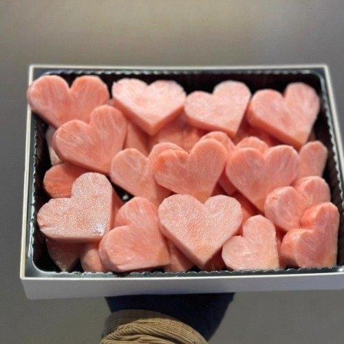 最近水果市场可真是热闹，先是车厘子价格大跳水，接着300元一斤的黑草莓刷屏热搜，