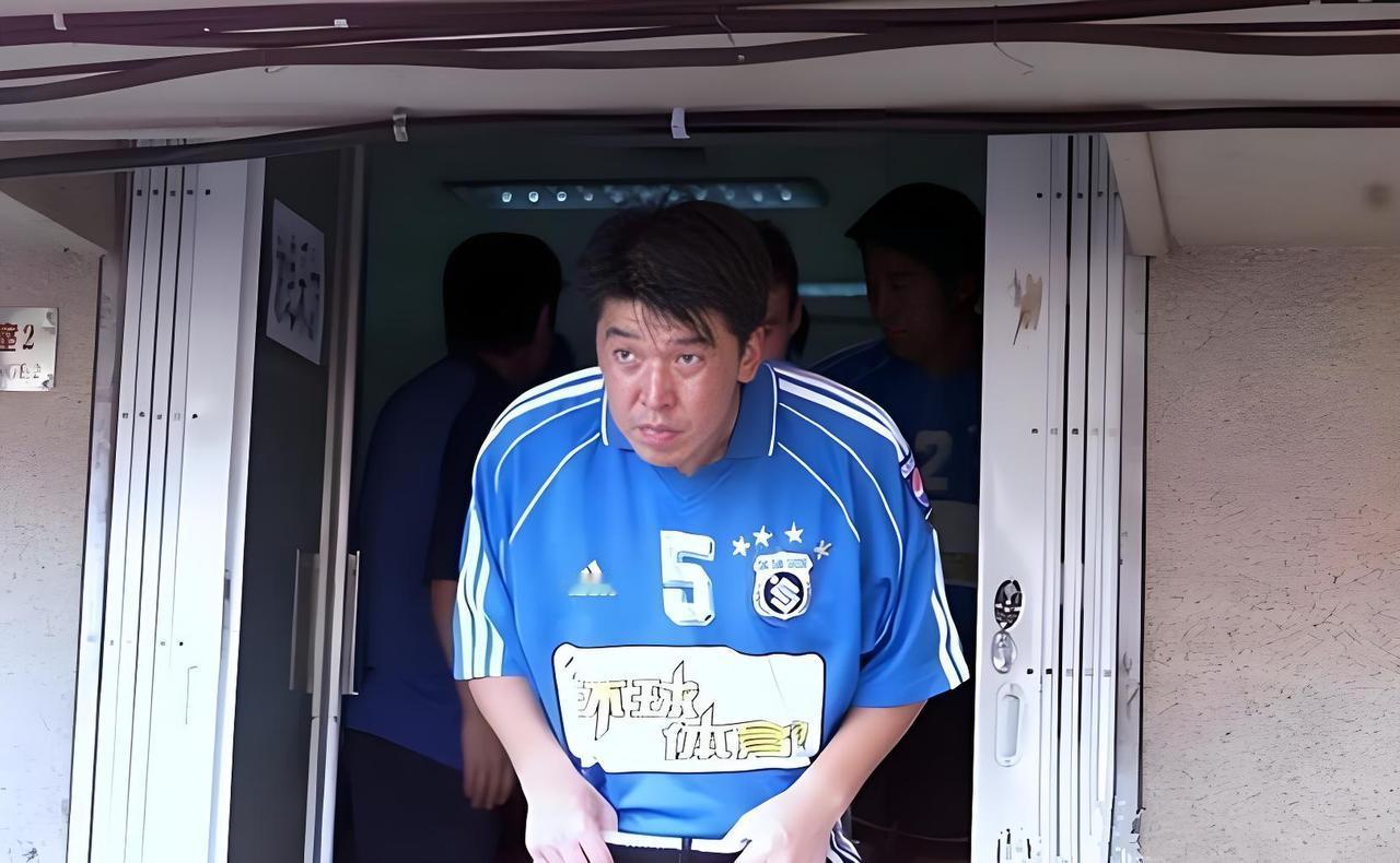 徐弘：看着大连足球蒸蒸日上，同省的辽宁队却降入了甲B联赛，我心里也挺有感触的。我