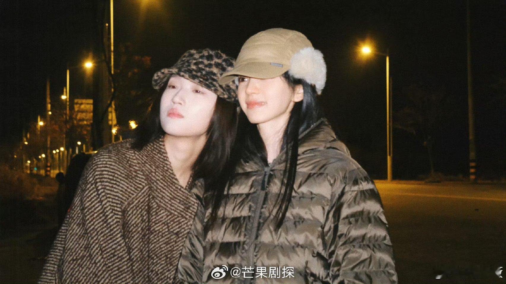 田曦薇王佳怡一起跨年田曦薇王佳怡烟花背影照真好