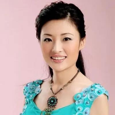 我不喜欢刘涛，看过她参加的综艺节目，总感觉她很“茶”，演技也平平。她皮肤黝黑、颧