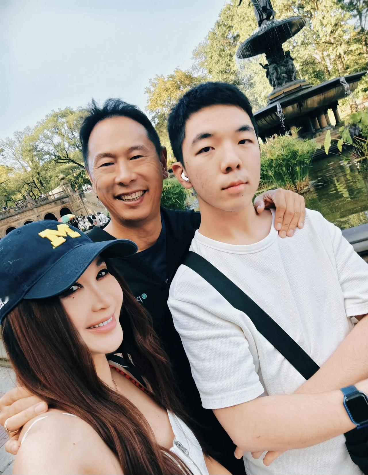 近日，温碧霞晒图，一家三口逛街的画面，快乐的亲子时光。温碧霞与何祖光结婚25