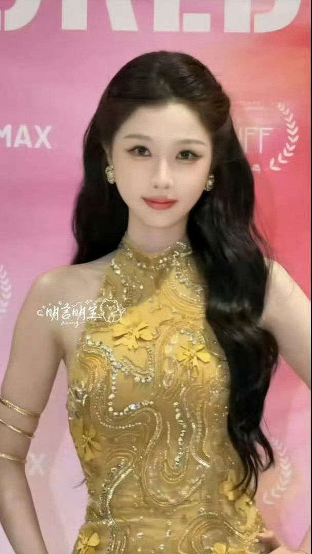 虞书欣戛纳生图被虞书欣戛纳造型狠狠惊艳到！一连解锁两套绝美look，优雅又闪耀，