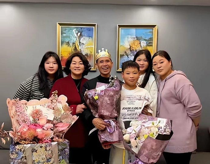 33岁欧豪回福建平潭给爸爸庆生，住套房简单朴素，姐姐侄女出镜全家福大公开！​​