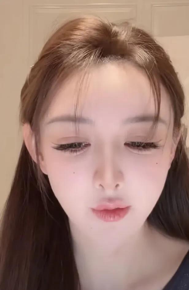有人问叶珂，你有欣赏的明星吗？叶柯说有啊，但是目前我不能提他的名字，不然
