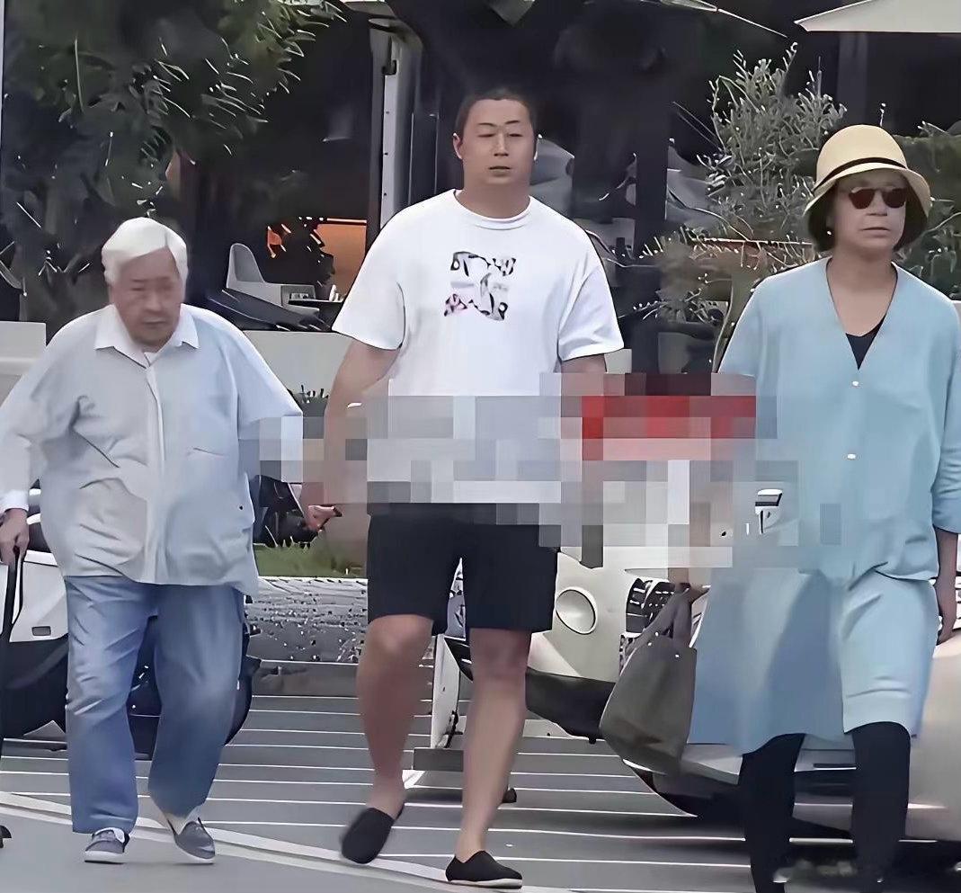 蒋雯丽儿子颜值堪忧，但是品德值得赞扬