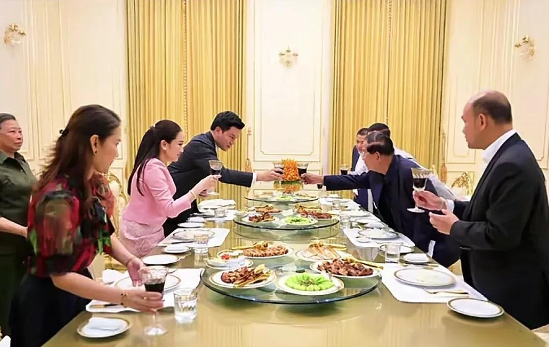 以前每次佩通坦访问柬埔寨，洪森都是设家宴招待，住也是在家里，休息的房间还特意布置