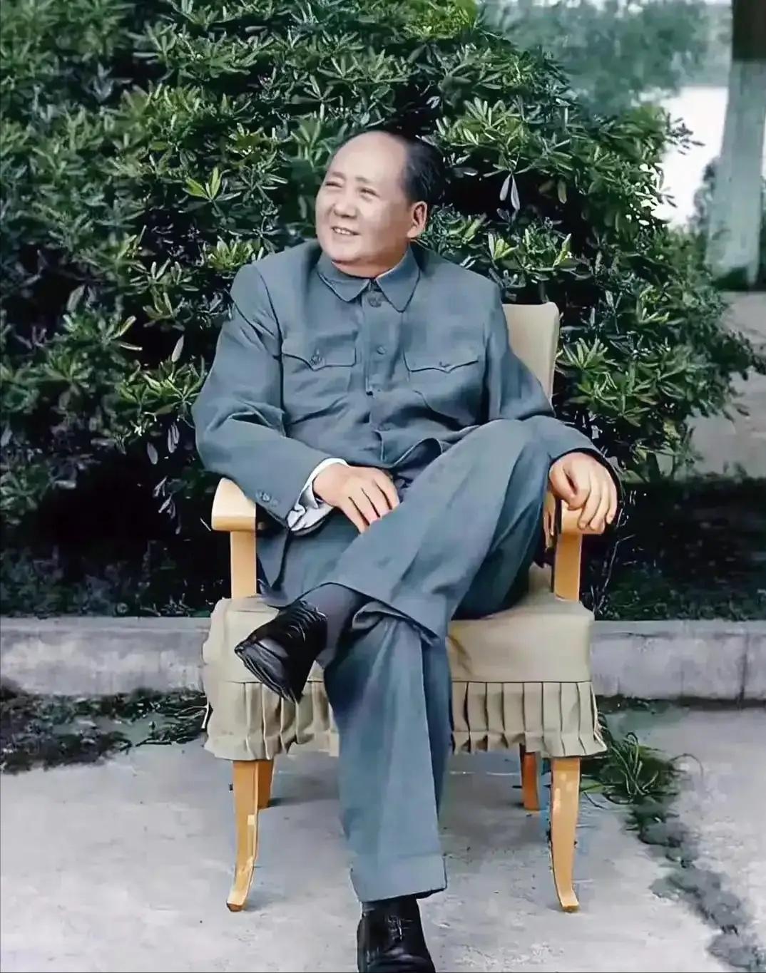 这是伟大领袖毛主席最放松的时刻，都看看吧，伟人干啥都帅气！怎么样都觉得可亲可敬！