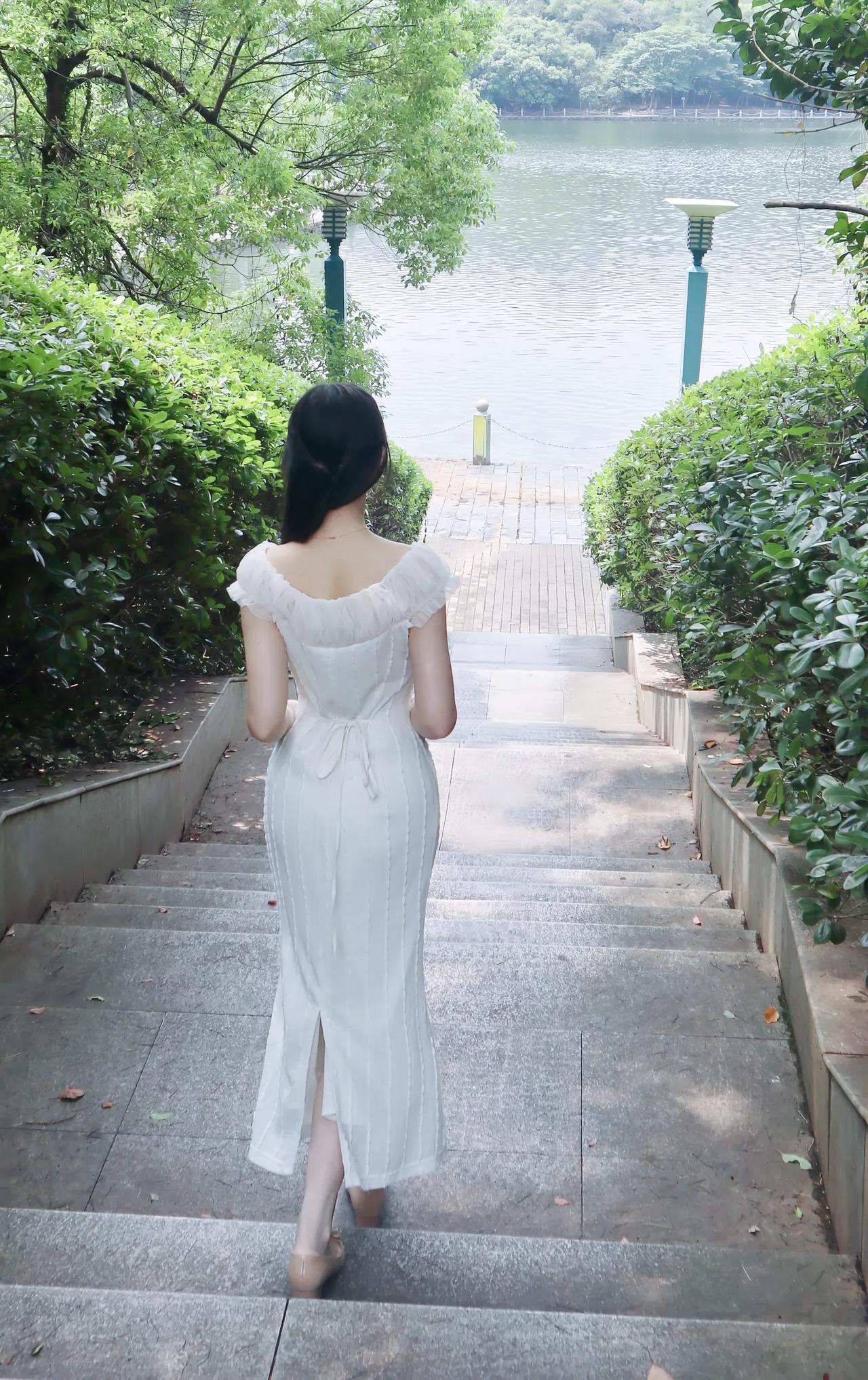 漫步湖畔，感受宁静与美好