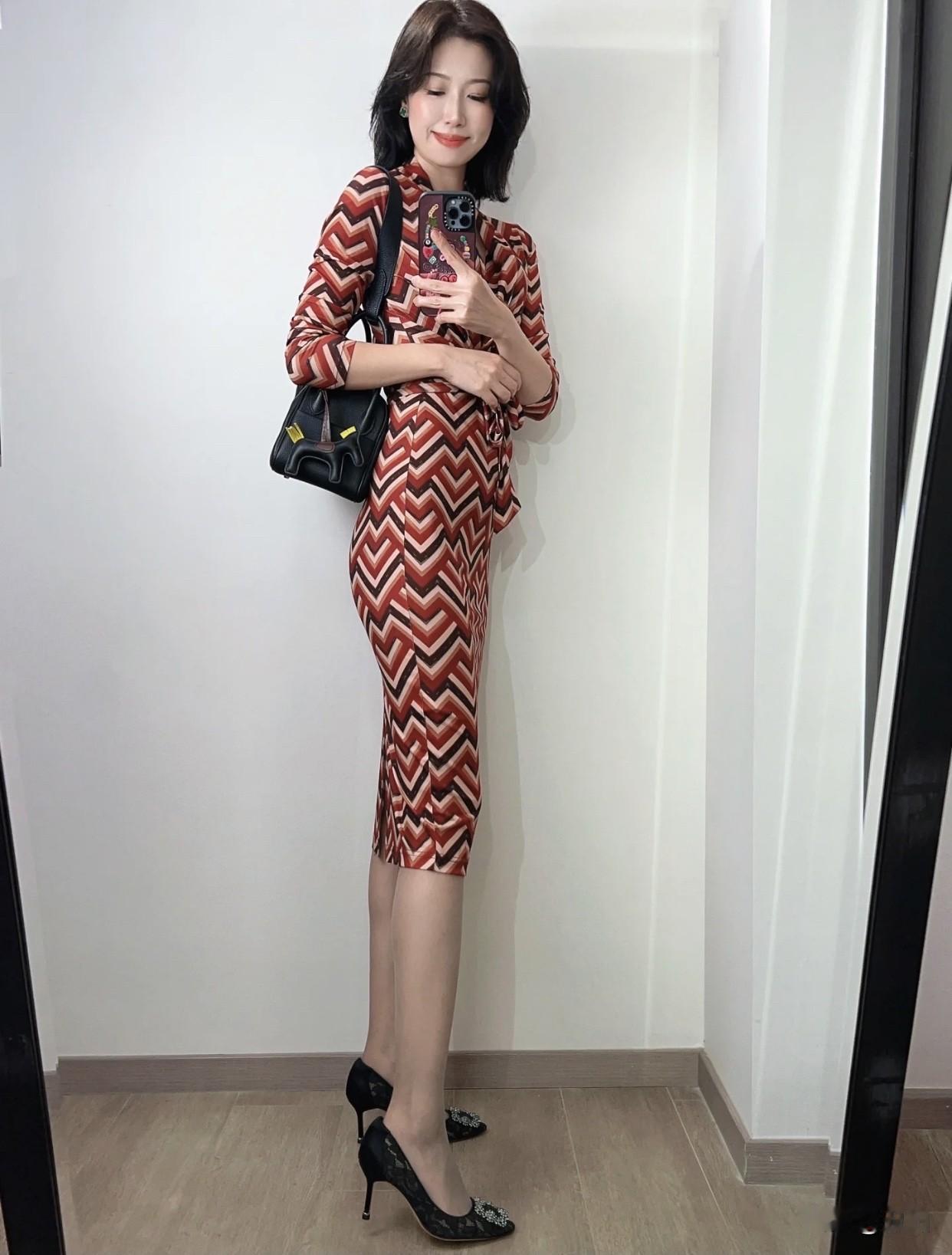 再者，成熟女人有自己的思想和追求，不依赖他人。无论是事业上还是生活中，都能独当一