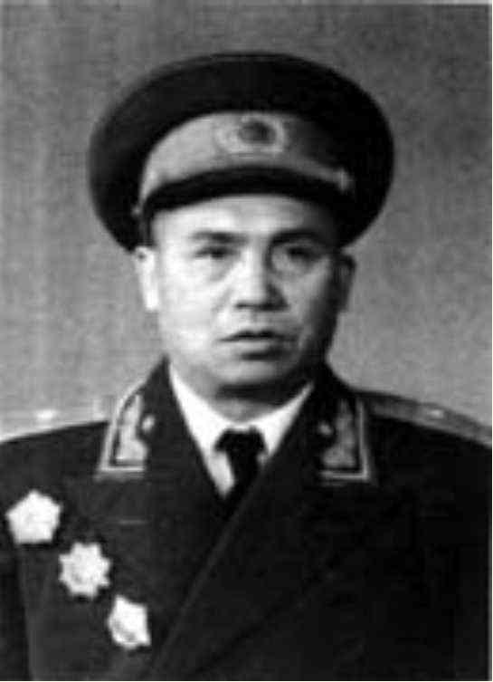 1947年，四野师长杜光华牺牲，战友娶了他的遗孀带一子一女，新婚之夜，战友贺东生
